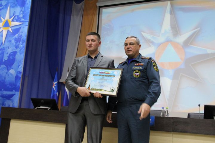 Алькеевский район: житель деревни Садиково Григорий Зварич награжден за спасение людей от пожара