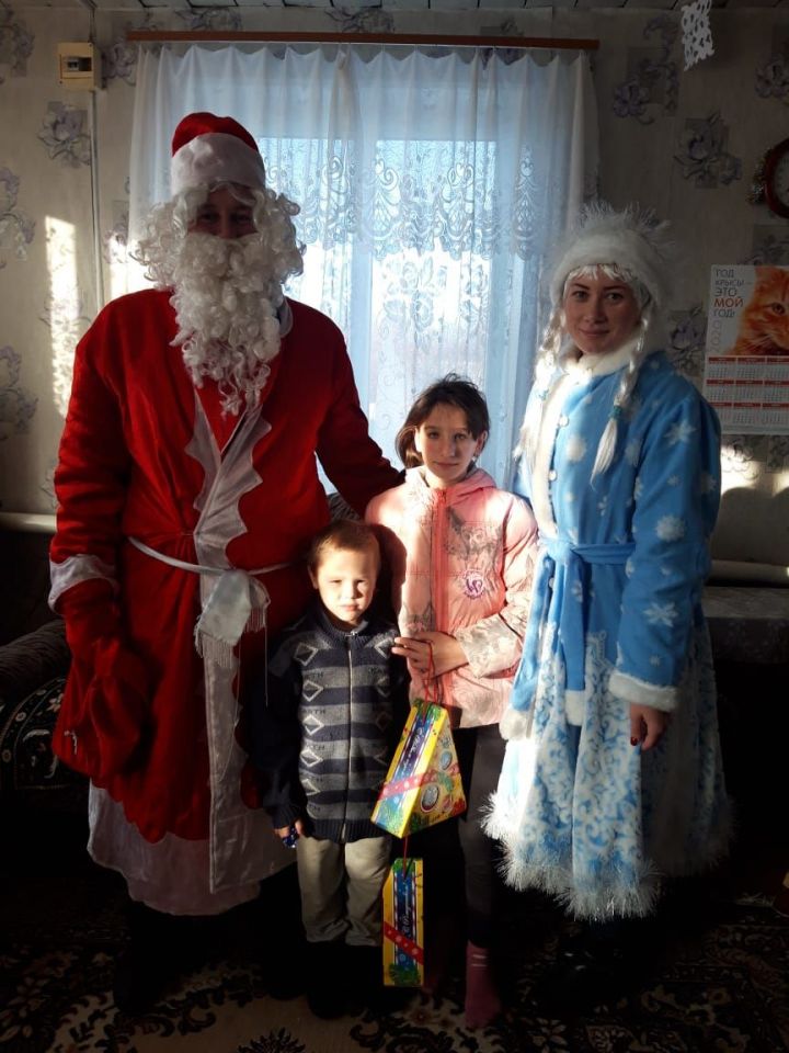 В Алькеевском районе «Полицейский Дед Мороз» раздает детям подарки