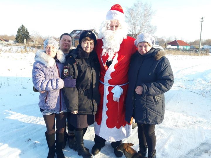 В Алькеевском районе «Полицейский Дед Мороз» раздает детям подарки