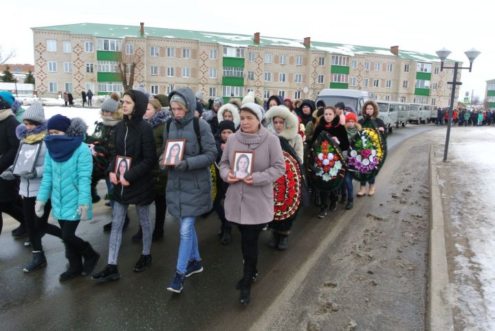 Алькеевский район : В Алексеевском проводили студенток Аграрного колледжа, погибших в аварии