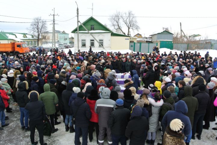 Алькеевский район : В Алексеевском проводили студенток Аграрного колледжа, погибших в аварии