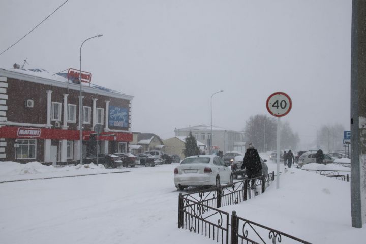 В Алькеевском районе сегодня бушует буран: дорожные работники со вчерашнего дня трудятся в усиленном режиме. Фото
