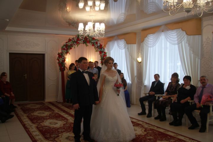 В первый день весны в Алькеевском районном отделе ЗАГС зарегистрирован законный брак Артема Калсанова и Светланы Павловой