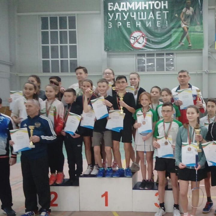 Команда по бадминтону Базарно-Матакской средней школы Алькеевского района заняла первое место в республиканских соревнованиях