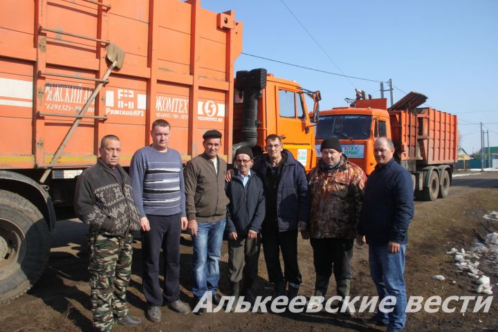 Сотрудники Алькеевского районного участка ООО "Экосервис" призывают к наведению порядка на селе, к складированию мусора только на отведенные места