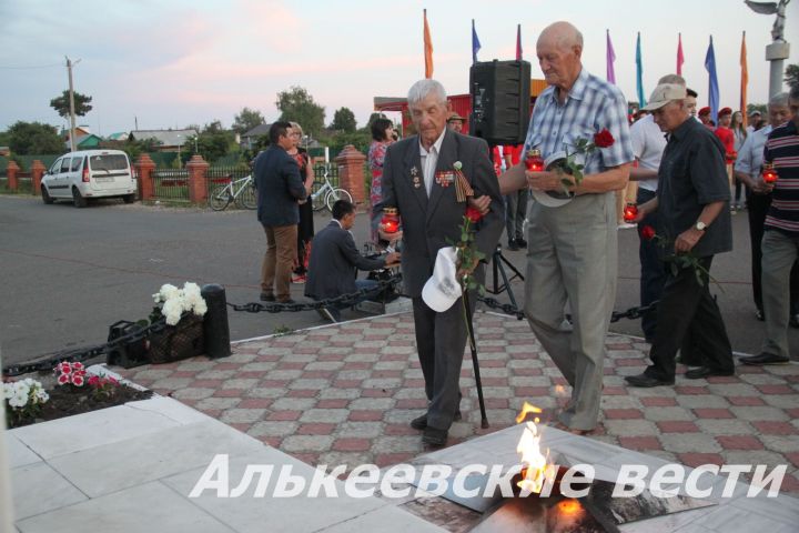 Алькеевский район: "Свечи памяти" на подножие памятника.