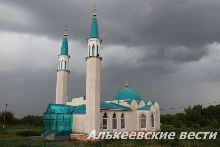 Алькеевский район: хаджи Назгат Магрифатуллин провел благотворительный ужин в мечети деревни Среднее Алькеево