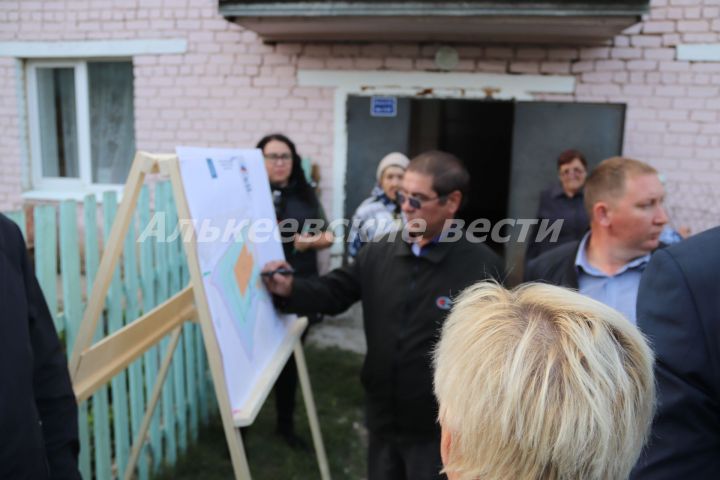Жители многоквартирных домов Алькеевского райцентра высказали депутатам и руководителям района свои предложения по благоустройству придомовых торриторий
