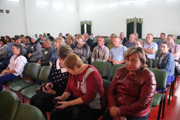 В Алькеевском районе чествовали молокосдатчиков, молокосборщиков, имеющих самые высокие показатели, мастеров искусственного осеменения