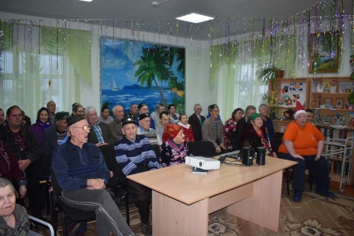 В Алькеевском интернате пожилых порадовали новогодними подарками
