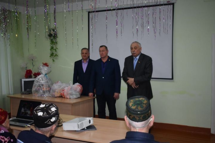 В Алькеевском интернате пожилых порадовали новогодними подарками