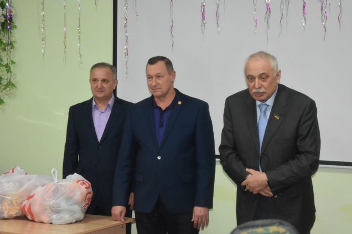 В Алькеевском интернате пожилых порадовали новогодними подарками