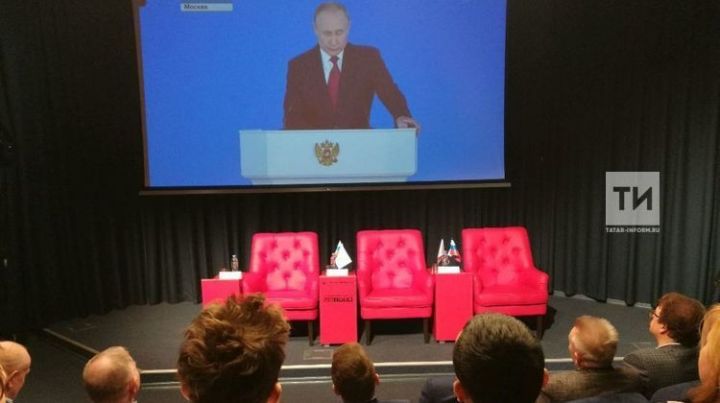 Президент России предложил продлить действие материнского капитала до 2026 года и увеличить его размер