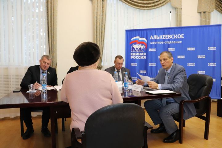 Проблемы большинства алькеевцев, обратившихся к депутату Госдумы РФ Айрату Хайруллину, будут решены положительно