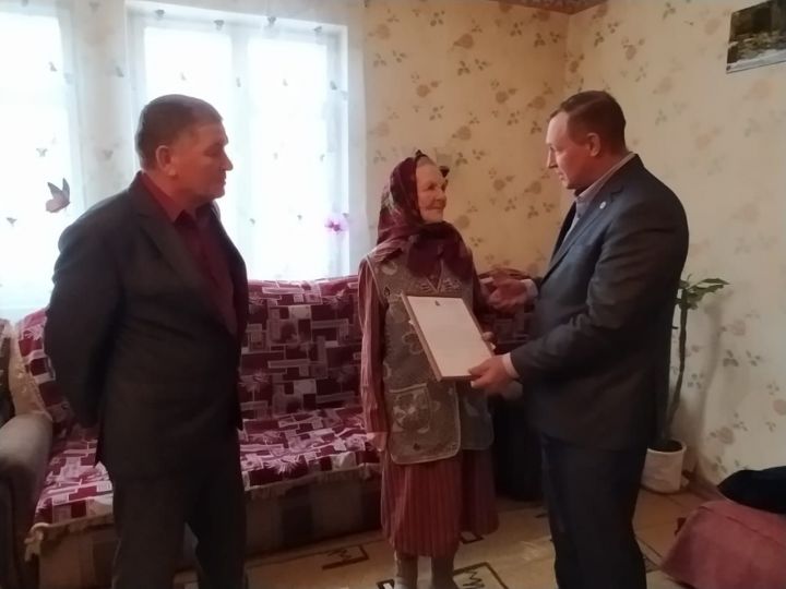 В Алькеевском районе уважаемого учителя поздравили с 90-летием