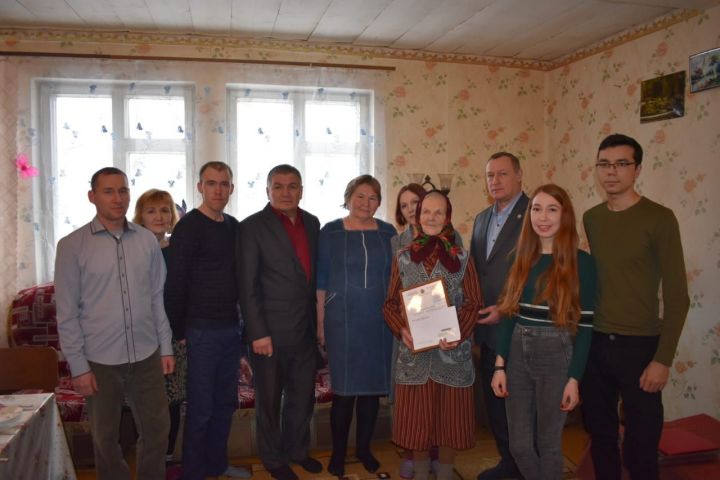 В Алькеевском районе уважаемого учителя поздравили с 90-летием