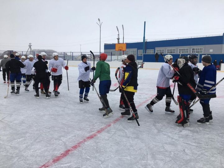 В Алькеевском районе сельская молодежь проводит турнир по хоккею