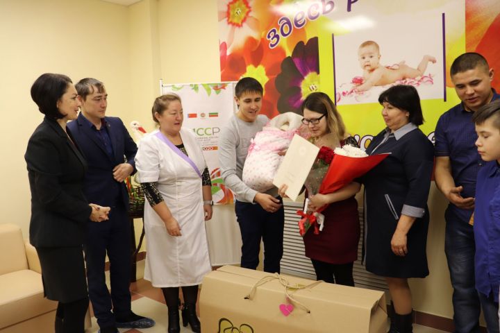 В Алькеевском роддоме первую "Коробку малыша" получила семья Антоновых