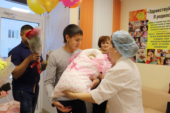 В Алькеевском роддоме первую "Коробку малыша" получила семья Антоновых