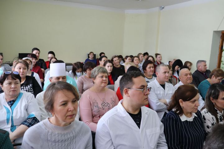 О состоянии здоровья алькеевцев заботятся 292 работника медучреждений района