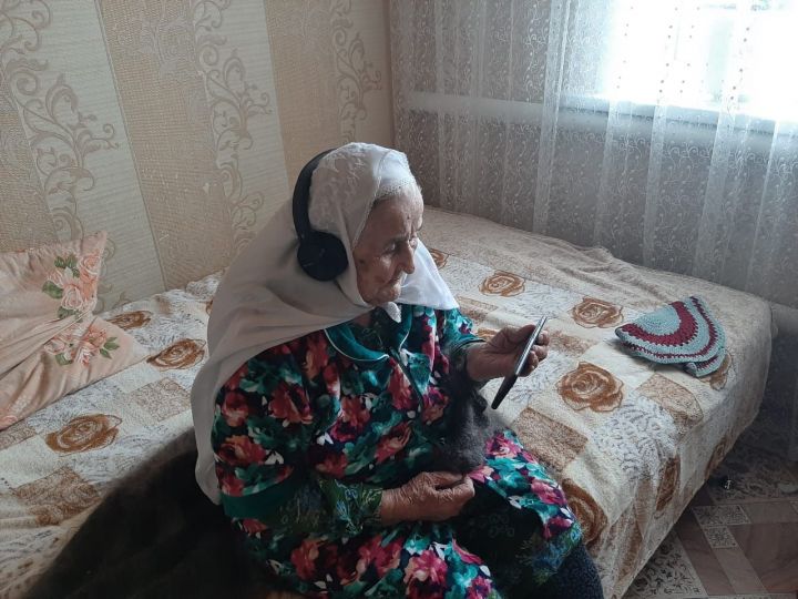 Руководители Алькеевского района поздравили труженицу тыла Миннегуль Гафиятуллину с 95-летием