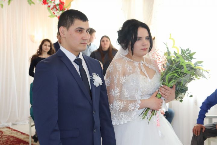 В отделе ЗАГС Алькеевского района сочетались законным браком Фанис Хайруллин и Гулина Гараева