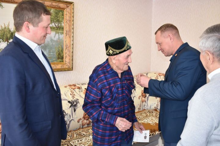 Ветеран тыла из села Старое Алпарово Габдулла Зайнуллин получил памятную медаль «75 лет Победы в Великой Отечественной войне 1941-1945гг.»