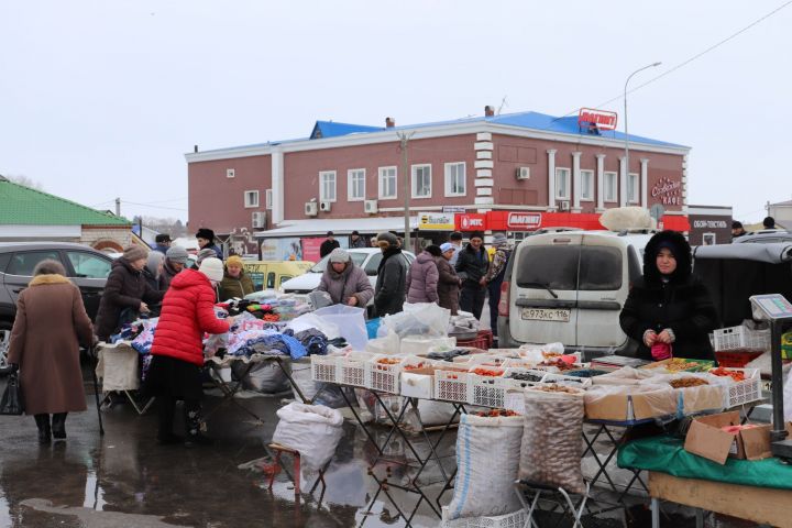 В селе Базарные Матаки Алькеевского района с блинами и самоварами проводили зиму
