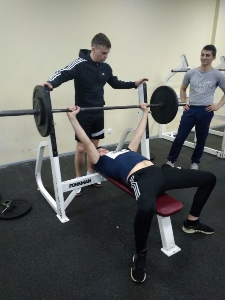 В Алькеевском районе в соревнованиях по поднятию штанги лежа участвуют и девушки