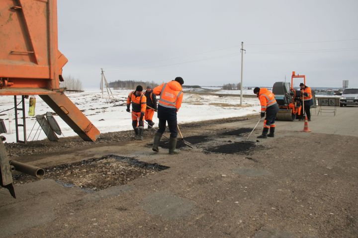 В Алькеевском районе начался ямочный ремонт дорог