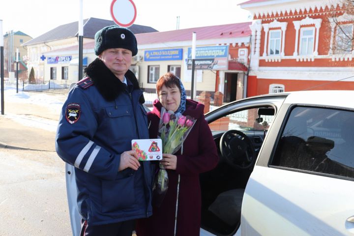 Алькеевское отделение ГИБДД поздравляет женщин-водителей