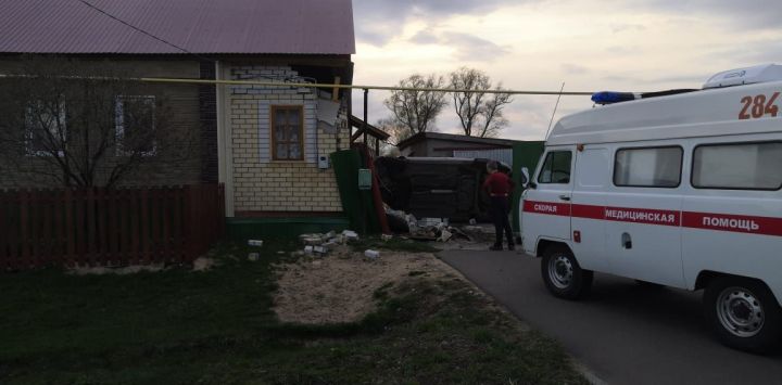 В Алькеевском районе автомобиль совершил наезд на жилой дом