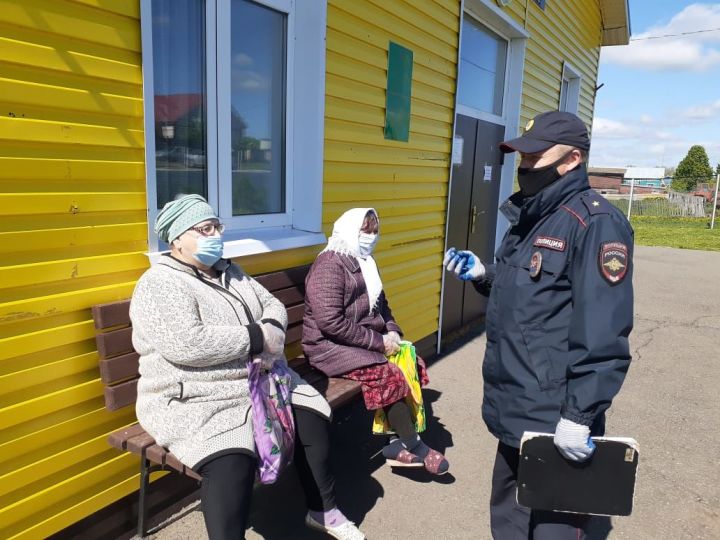 В Алькеевском районе проверяют наличие у граждан средств индивидуальной защиты при нахождении в общественном отранспорте