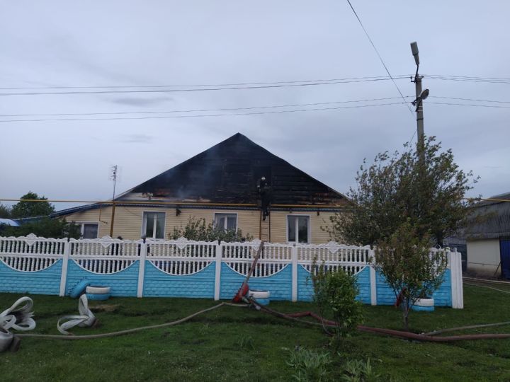 В Алькеевском районе в селе Базарные Матаки сгорела крыша жилого дома
