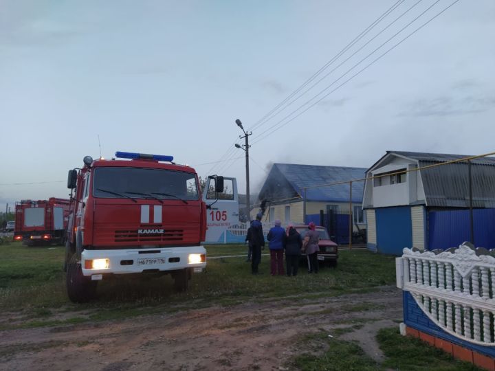 В Алькеевском районе в селе Базарные Матаки сгорела крыша жилого дома