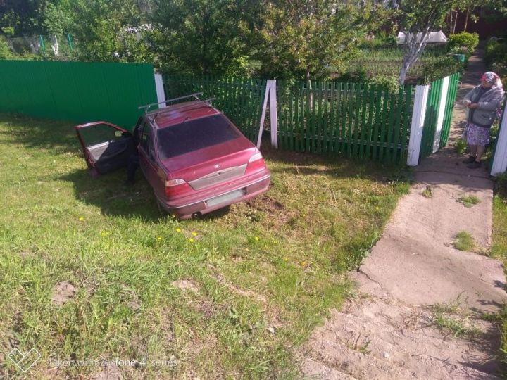 В селе Базарные Матаки Алькеевского района иномарка врезалась в забор