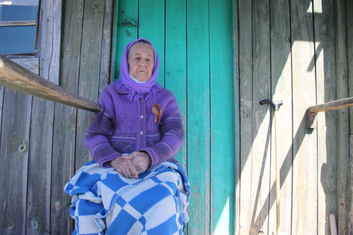 Әлки районында бердәнбер  хатын-кыз ветеран Елизавета Касееваны  зурлап бәйрәм белән котладылар