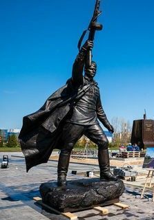 Татарстан Президенты Җиңү паркында совет сугышчысына һәйкәл ачты