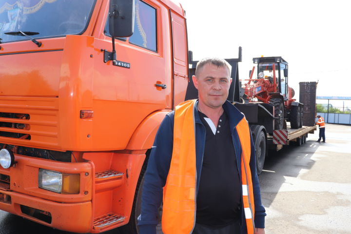 Алькеевский район: водитель КамАЗа-трала Айрат Хисматов убежден, что строительство дороги на новом месте начинается с перевозки техники.