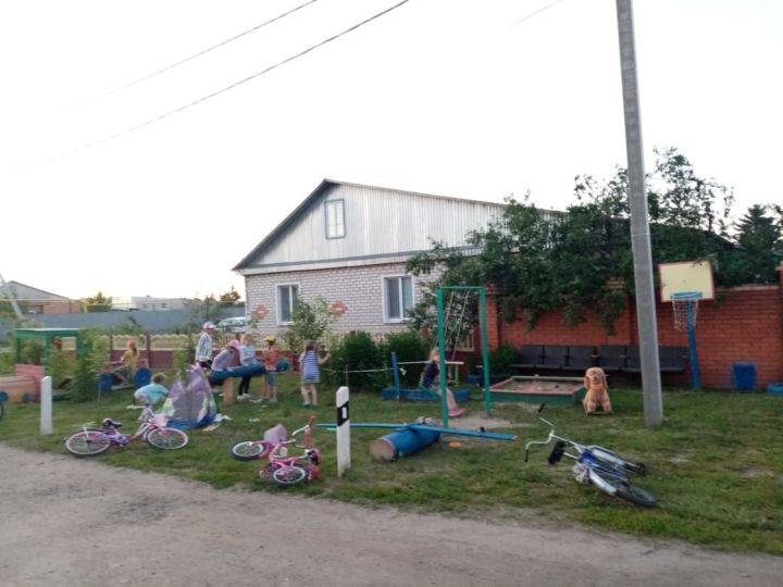 Әлки районында пенсионерлар балаларга уен мәйданчыгы ясаган.