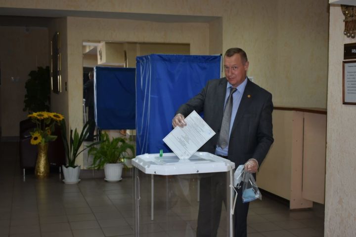 Глава Алькеевского района Александр Никошин проголосовал одним из первых