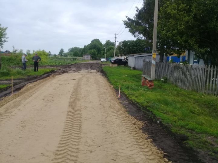 В деревне Верхнее Альмурзино Алькеевского района ремонтируют уличные дороги