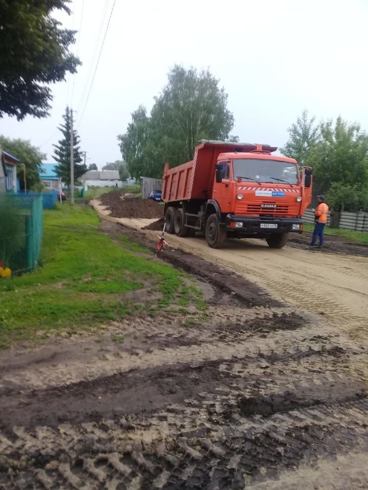 В деревне Верхнее Альмурзино Алькеевского района ремонтируют уличные дороги