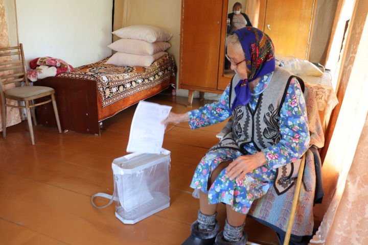 В Алькеевском районе в селе Кошки сегодня проголосовала участница Великой Отечественной войны 96-летняя Елизавета Касеева