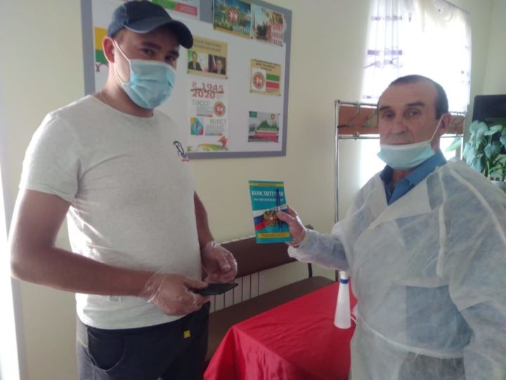 В селе Старые Матаки Алькеевского района первому избирателю вручили памятные подарки