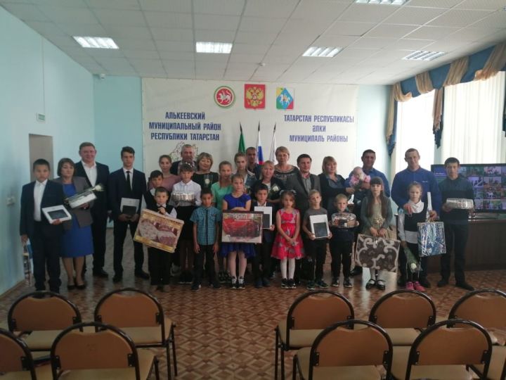 В Алькеевском районе вручили планшеты многодетным семьям учителей и воспитателей