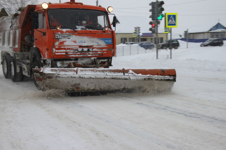 В Алькеевском районе на уборке снега задействовано 11 единиц техники