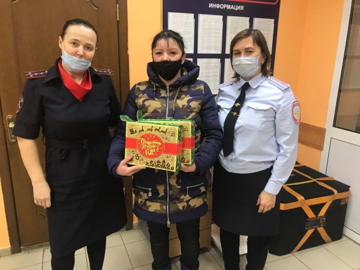 Полицейский Дед Мороз Алькеевского района раздал подарки детям
