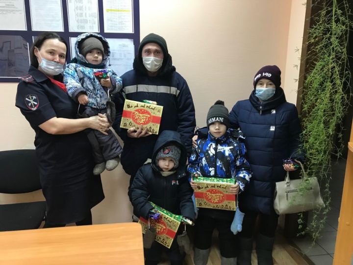 Полицейский Дед Мороз Алькеевского района раздал подарки детям