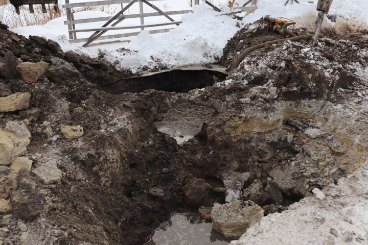 В Алькеевском районном центре пробило водопроводную трубу